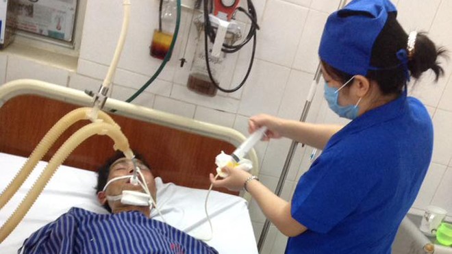 Ông Hưng bị thương nặng, cấp cứu tại bệnh viện. Ảnh: Bệnh viện cung cấp.
