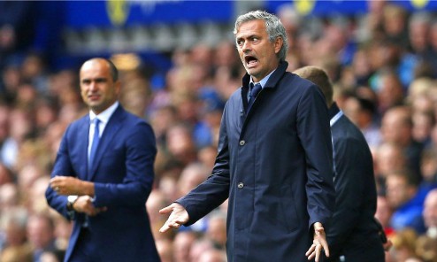 Mourinho nổi tiếng với thói quen đấu khẩu và phản ứng ngoài đường biên. Ảnh: Reuters.