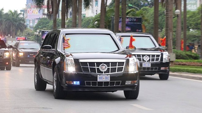 Hai chiếc Cadillac The Beast trên đường phố Hà Nội. Ảnh: Bá Đô.