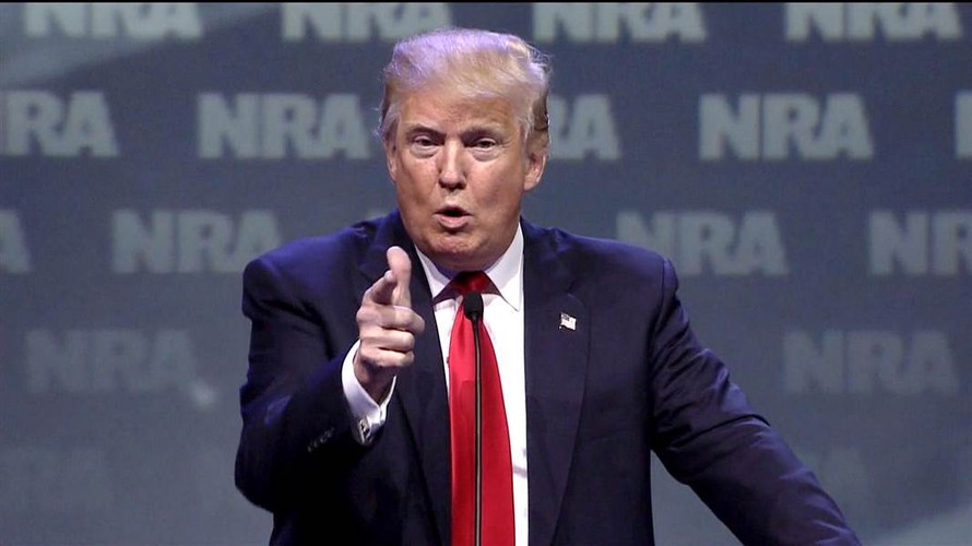 Tỷ phú Donald Trump ủng hộ quyền sở hữu súng tại Mỹ (Ảnh: NBC)