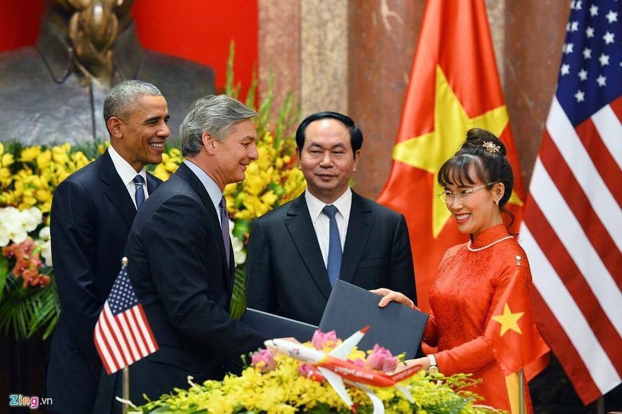 Chủ tịch nước Trần Đại Quang và Tổng thống Mỹ Barack Obama chứng kiến lễ ký kết giữa Tổng giám đốc điều hành của Vietjet Air Nguyễn Thị Phương Thảo và đại diện Tập đoàn Boeing.