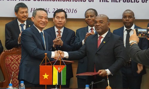 Bộ trưởng Bộ Giao thông Vận tải Việt Nam và Bộ trưởng Bộ Giao thông và Viễn thông Mozambique ký Biên bản thảo luận hội đàm giữa hai bên