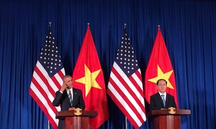 Chủ tịch nước Trần Đại Quang và Tổng thống Mỹ Obama trong buổi họp báo chiều 23/5.