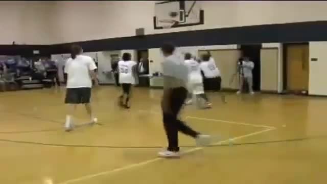 Xem Tổng thống Obama trổ tài chơi bóng rổ