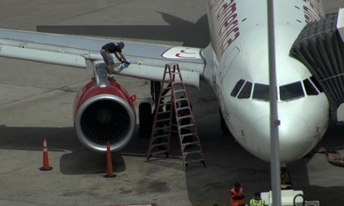 Phi cơ Virgin America được kiểm tra ở sân bay Denver, bang Colorado. Ảnh: Denver Channel.