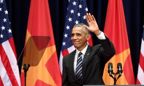 Obama sử dụng máy nhắc chữ (màn hình trong bên tay trái) khi phát biểu tại Hà Nội. Ảnh: Reuters