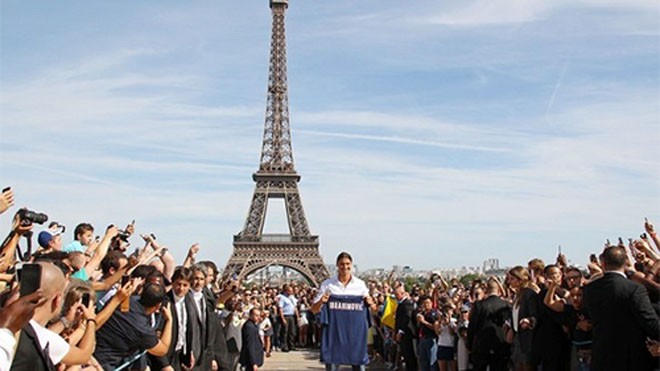 Trong bốn năm khoác áo PSG, Ibrahimovic trở thành một kỳ quan của bóng đá Pháp, tương tự biểu tượng của xứ sở lục lăng - tháp Eifel. Ảnh: Reuters.