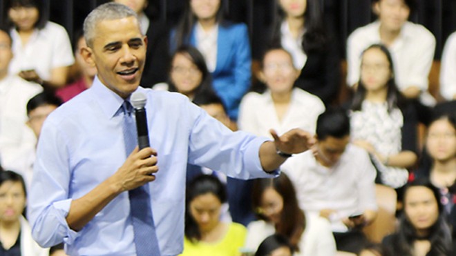 Ông Obama trò chuyện với 800 thanh niên Việt Nam tại TP Hồ Chí Minh. Ảnh: Thoại Hà/VnExpress