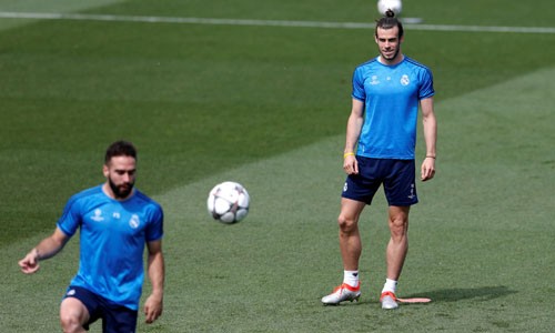 Bale (phải) trong buổi tập trước trận chung kết Champions League. Ảnh: Reuters.