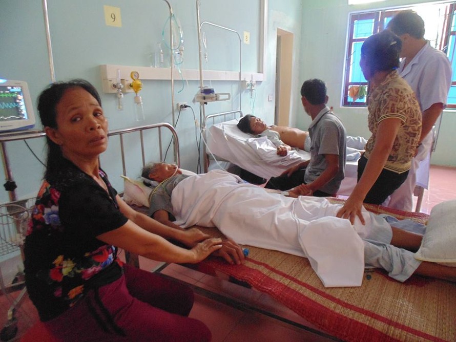 Gia đình anh Quý đang được các bác sỹ điều trị tại bệnh viện 