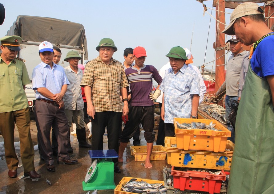 Lãnh đạo tỉnh Quảng Trị thăm hỏi, động viên ngư dân vươn khơi, tiếp tục sản xuất. Ảnh: VGP