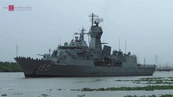 Cận cảnh tàu chiến Australia cập cảng Sài Gòn