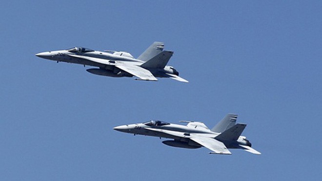 Hai tiêm kích F/A-18 của hải quân Mỹ. Ảnh: Reuters