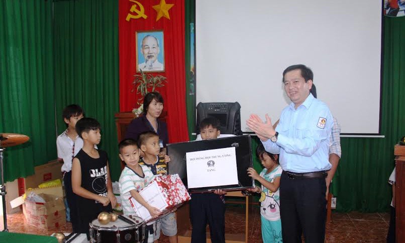 Bí thư T.Ư Đoàn Nguyễn Long Hải, Chủ tịch Hội đồng đội T.Ư trao quà cho các em thiếu nhi.