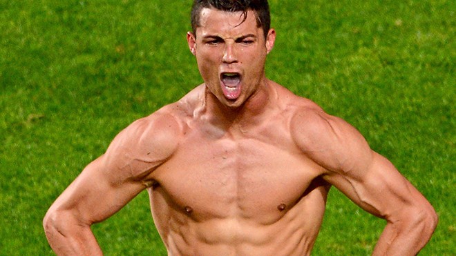 Vì Bóng Vàng, Ronaldo phải 'cởi' nhiều hơn!