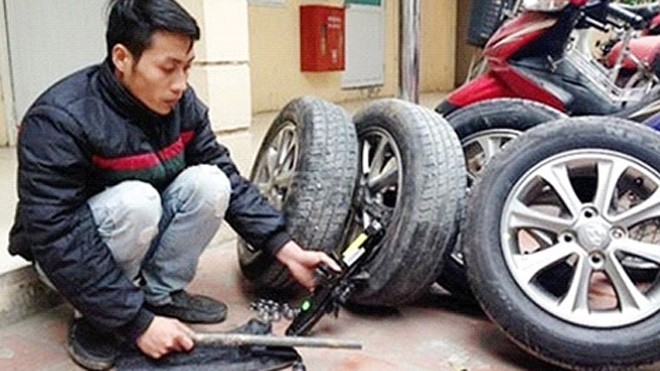 Một đối tượng trộm lốp ôtô bị bắt giữ.