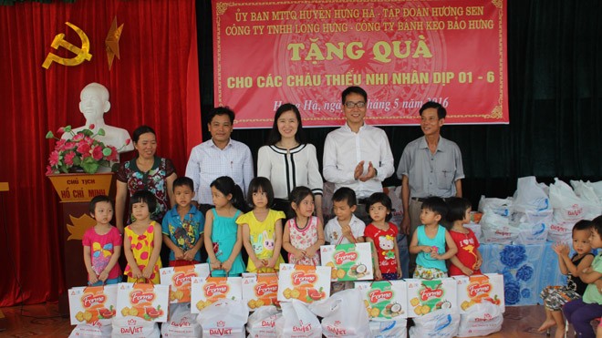 Ban tổ chức trao quà cho các cháu thiếu nhi tại Hưng Hà, Thái Bình.