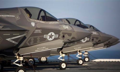 Các chiến đấu cơ F-35 đỗ trên tàu sân bay Mỹ. Ảnh: AFP