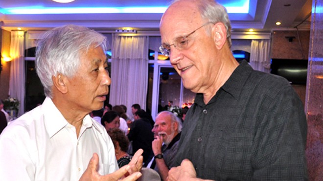 GS David Gross – Nobel Vật lý 2004 (phải) sẽ có mặt ở Việt Nam trong tháng 7 để tham gia “Gặp gỡ Việt Nam”. Bên trái là GS Trần Thanh Vân, người khởi xướng Chương trình “Gặp gỡ Việt Nam”. 