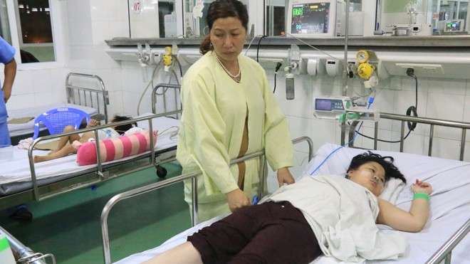 Các cháu bé trong vụ lật tàu điều trị tại bệnh viện Phụ sản – Nhi Đà Nẵng.