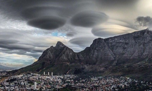 Đám mây hình đĩa bay ở Cape Town, Nam Phi. Ảnh: Instagram.