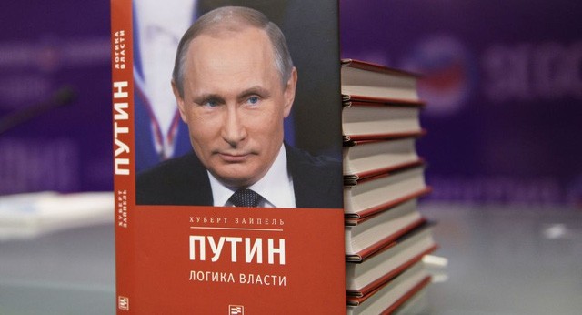 Cuốn sách viết về Tổng thống Nga Vladimir Putin. (Ảnh: Sputnik)