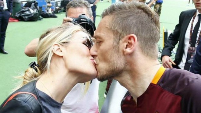 Totti hôn cô vợ Ilary ở trận đấu với Verona hồi tháng 5/2016. Ảnh: Reuters.