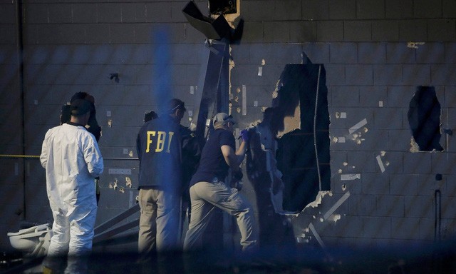 Lực lượng an ninh dùng xe bọc thép để phá tường, giải thoát con tin bên trong hộp đêm. (Ảnh: Reuters)