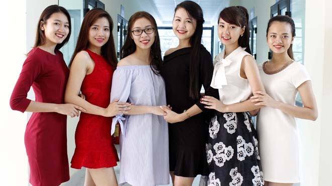 Các nữ sinh Thái Nguyên đăng ký dự thi HHVN