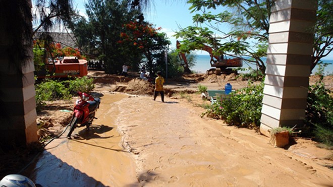 Bùn chảy tràn vào khu resort. Ảnh: Tư Huynh/VnExpress