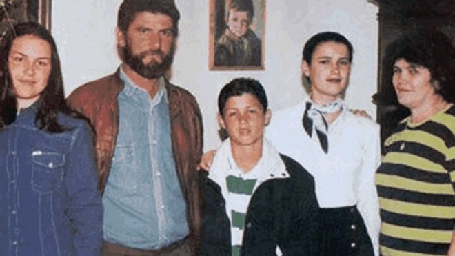Tấm ảnh chụp Ronaldo cùng cha mẹ (ảnh: ronaldo7.net)