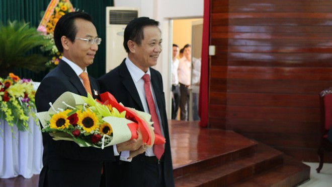 Ông Trần Thọ (bìa phải) tặng hoa chúc mừng ông Nguyễn Xuân Anh chủ tịch HĐND TP Đà Nẵng khóa IX. 