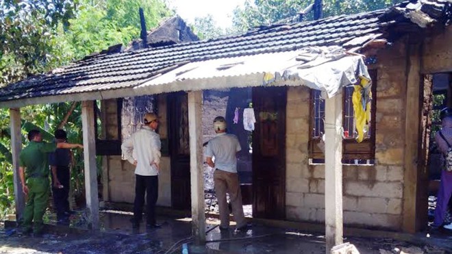 Ngôi nhà của ông Phan Cảnh B. bị đốt cháy, hư hỏng nặng.