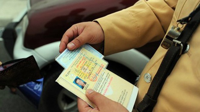 Người vi phạm giao thông có thể đến bưu cục gần nhất có cung cấp dịch vụ để đăng ký và nộp tiền (bao gồm tiền phạt và phí dịch vụ). Ảnh minh họa