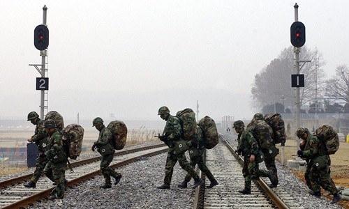 Một nhóm binh sĩ Hàn Quốc tuần tra ở khu DMZ. Ảnh: EPA