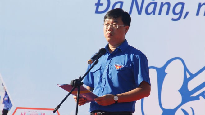 Anh Anh Lê Quốc Phong, Bí thư thứ nhất Trung ương Đoàn, chủ tịch Hội sinh viên Việt Nam phát biểu tại Lễ ra quân. Ảnh: Thanh Trần. 