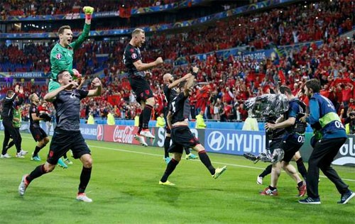 Niềm hân hoàn của các cầu thủ Albania sau khi giành chiến thắng đầu tiên ở một giải đấu lớn được tham dự. Ảnh: Reuters.