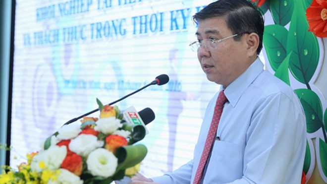 Chủ tịch UBND TP HCM Nguyễn Thành Phong tại hội thảo sáng nay. Ảnh: Mạnh Tùng