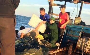 Lực lượng chức năng cứu 3 ngư dân gặp nạn