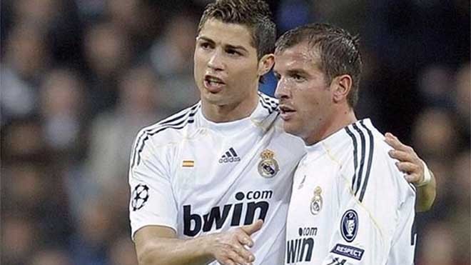 Ronaldo và Van der Vaart trong mùa giải 2009-2010. Ảnh: Reuters