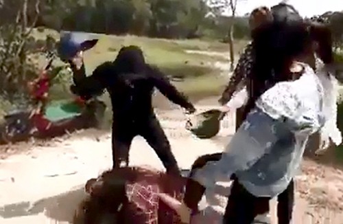 Hình ảnh nhóm nữ sinh đánh nhau ngày cách đây gần 1 tháng. Ảnh: Cắt từ clip