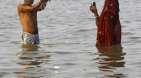 Sông Hằng là dòng sông linh thiêng của người theo đạo Hindu. Ảnh: REUTERS