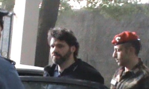 Trùm mafia Ernesto Fazzalari bị cảnh sát giải đi. Ảnh: Carabinieri