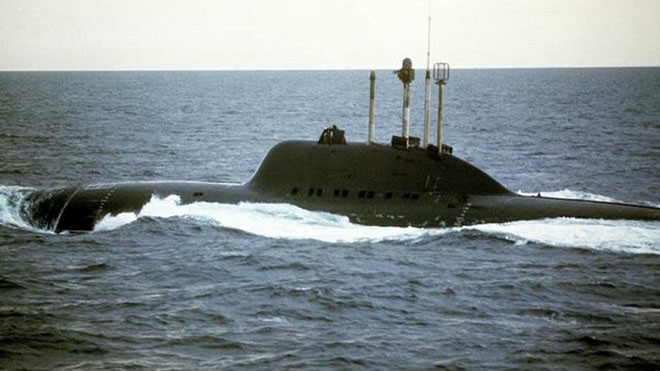 Tàu ngầm tấn công hạt nhân lớp Alfa có chiều dài 81,4 m, đường kính 9,5 m, lượng choán nước khi lặn 3.200 tấn. Ảnh: Plymouth