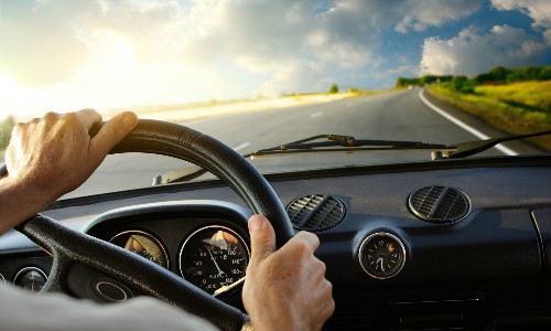 Người lái xe nhiều có nguy cơ bị ung thư da phần bên trái cơ thể. Ảnh: kratomblast.com.