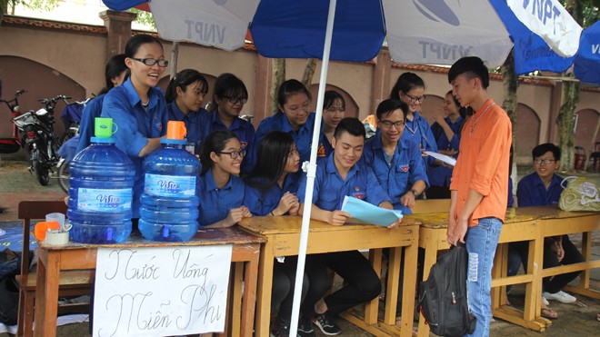 Sinh viên tình nguyện đội mưa 'Tiếp sức mùa thi'