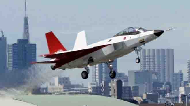 Một nguyên mẫu máy bay chiến đấu tàng hình đầu tiên do Nhật Bản chế tạo tên gọi X-2 Shinshin cất cánh thành công hồi tháng 4/2016 (Ảnh: Reuters)