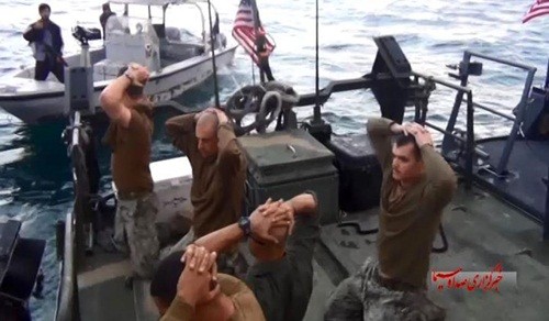 Thủy thủ Mỹ bị bắt trong đoạn video truyền hình Iran công bố hôm 12/1. Ảnh: IRIB