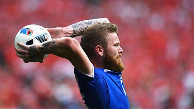 Gunnarsson trong một pha ném biên tại Euro 2016. Ảnh: AFP.