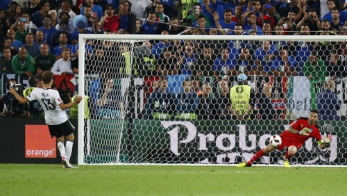 Buffon chặn đứng quả đá 11m của Muller tại tứ kết Euro 2016. Ảnh: Reuters